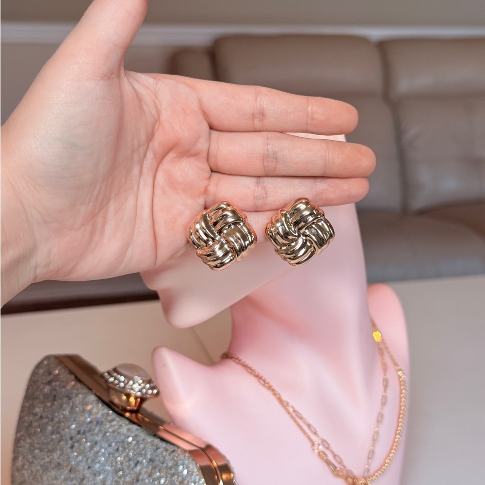 ⚜️ Elegant Gold Knot Earrings - Picture 8 of 9